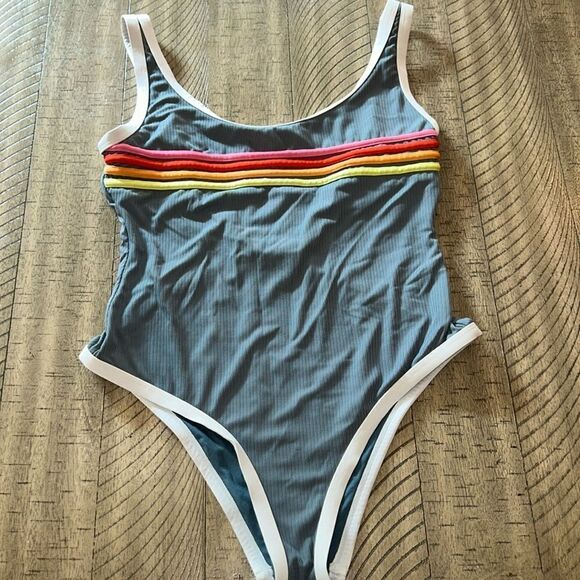 Rip curl 🏄🏻♀️🌊 Rainbow 🌈 Stripe One Piece Lined Swimsuit🩱Stays Put! - Picture 3 of 17
